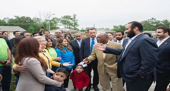 بالصور.. ولي العهد يزور منزل تعرض لإعصار هارفي أعيد بناءه من متطوعين سعوديين
