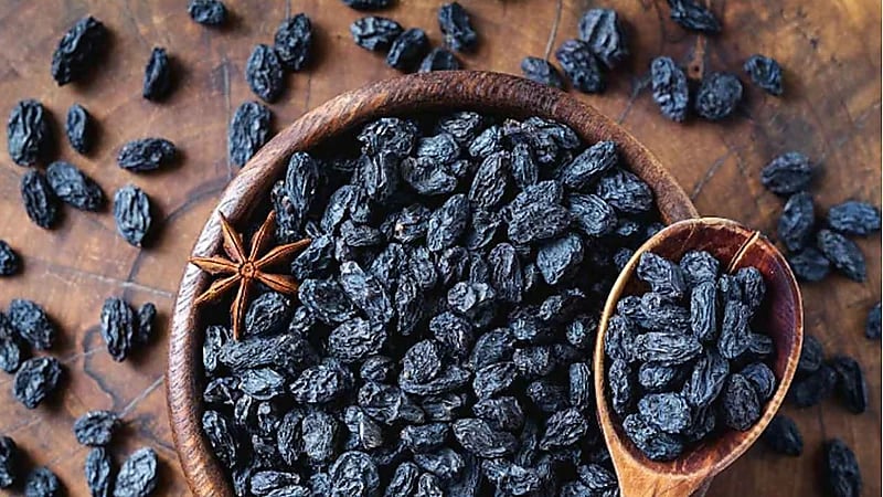 كنز غذائي: فوائد مذهلة للزبيب الأسود المنقوع