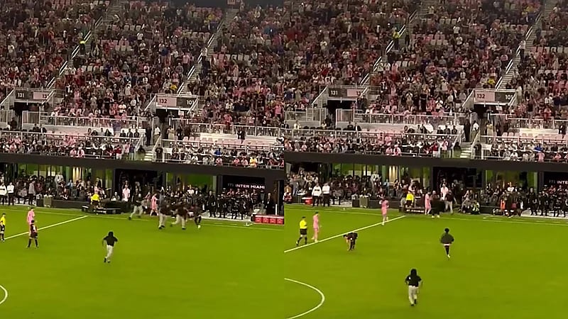 مشجع يقتحم الملعب للوصول إلى ميسي بمباراة إنتر ميامي الودية .. فيديو