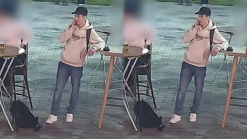 لص يتظاهر باستخدام هاتفه لتجنب لفت الانتباه ويسرق حقيبة من صاحبها باحترافية.. فيديو