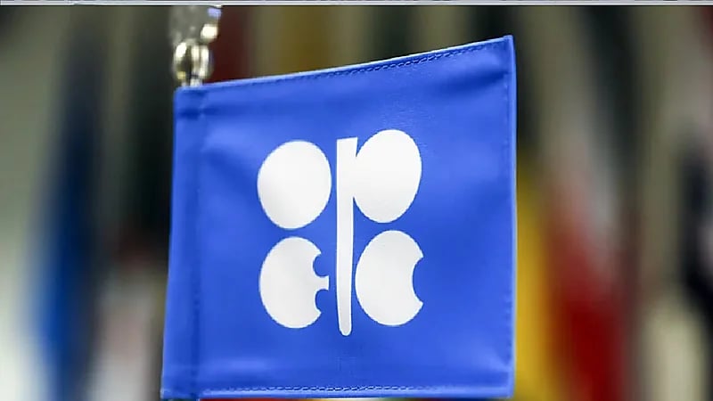 أوبك+ تقلص تقديراتها لفائض سوق النفط إلى مليون برميل يومياً