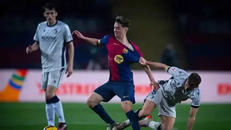 نجم برشلونة يثير الرعب بلقطة متهورة .. صور