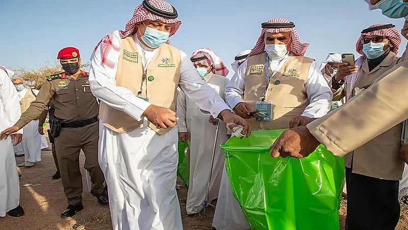 أمير حائل يجمع النفايات بيديه ويرفض الملقاط