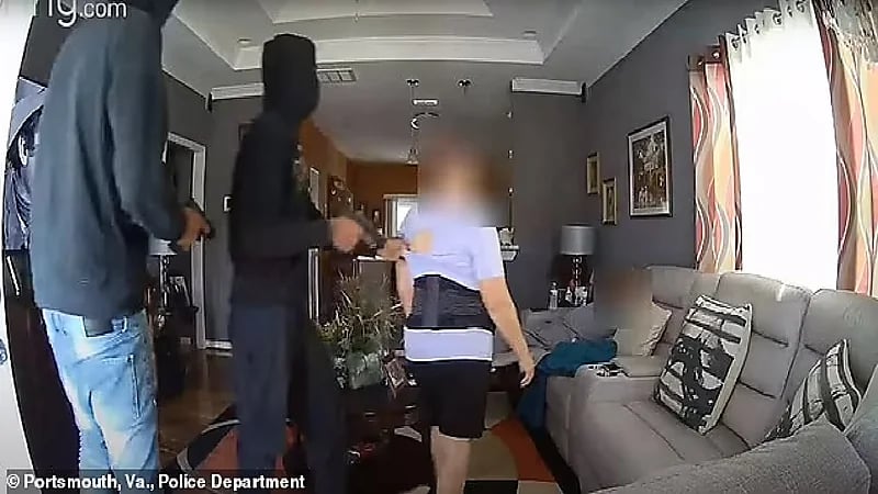 شاهد .. ملثمين يقتحمان منزلاً ويعتديان على عجوزين بأمريكا