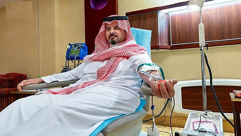 أمير المدينة يتبرع بالدم تفاعلًا مع الحملة الوطنية السنوية للتبرع بالدم