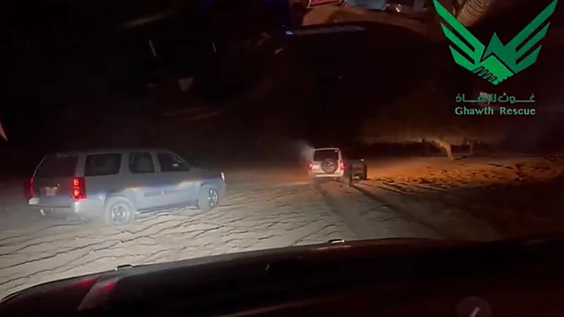إنقاذ سيارة عالقة في الرمال بخميس مشيط .. فيديو