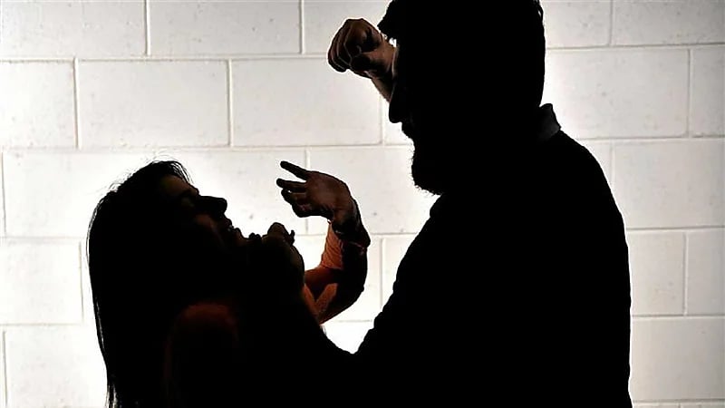 زوجة تستغيث من زوجها المدمن: خرج من المستشفى أسوأ