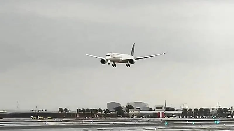 طائرة الخطوط السعودية تهبط بنعومة على مدرج مبتل بمطار جدة.. فيديو