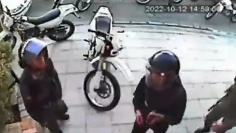 بالفيديو.. مرتزقة "الملالي" يدمرون الشقق السكنية ويرهبون سكانها