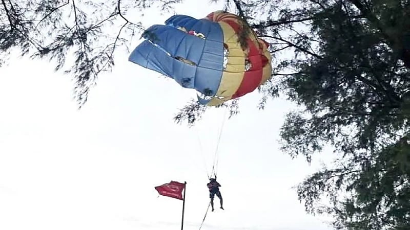 شجرة تحتجز باراشوت يحمل سائح سعودي