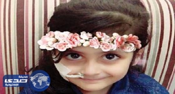 مواطن يناشد بعلاج طفلته في الخارج بعد خضوعها لـ70 جراحة دون جدوى