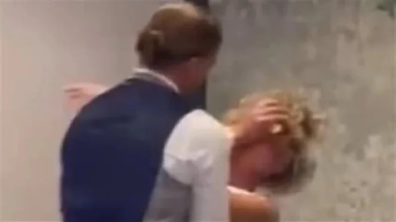 شاهد .. عريس يباغت عروسه ويلقيها بتورتة الزفاف في وجهها