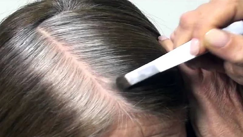 بالفيديو.. الشيخ المنيع: يجوز صبغ شعر المرأة الذي أصابه الشيب بشروط