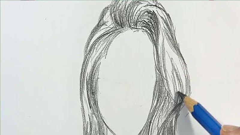 بالفيديو .. رسامة شبه كفيفة ترسم صور الشخصيات دون أن تراهم