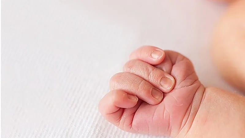 سيدة تعرض طفلتها للبيع بعد خلاف مع زوجها