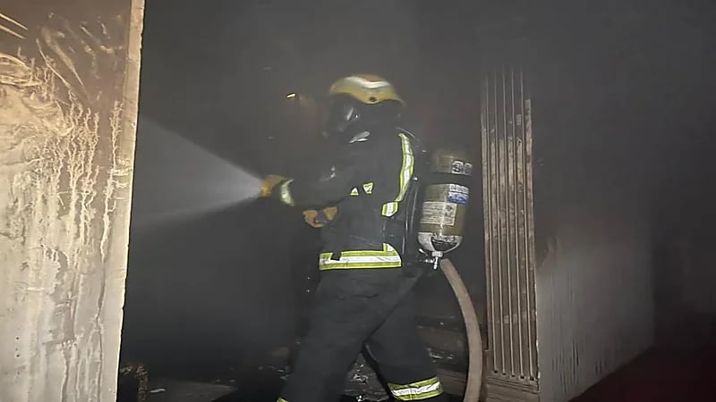 بالصور.. إصابة سيدة في حريق منزل بتبوك