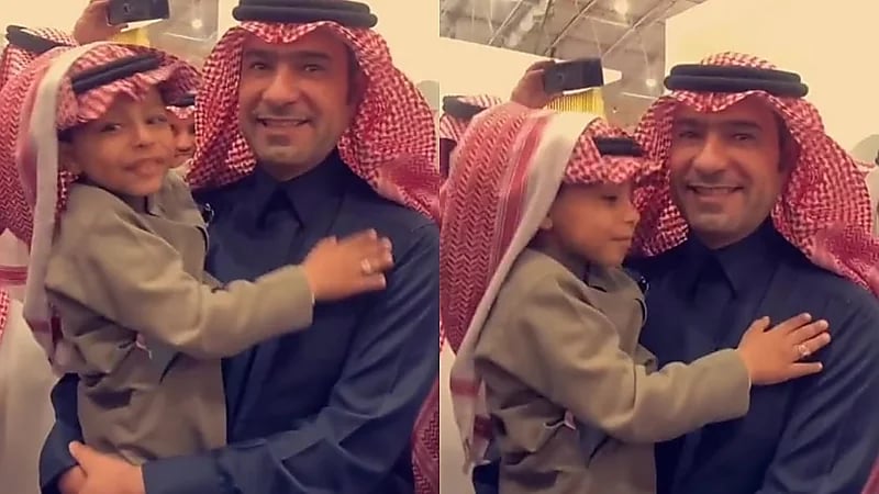 لقطة عفوية لوزير الإسكان مع طفل صغير .. فيديو