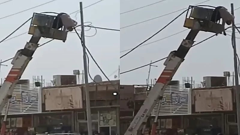 لحظة تدلي مسن من عمود كهرباء بعد تعرضه للصعق.. فيديو