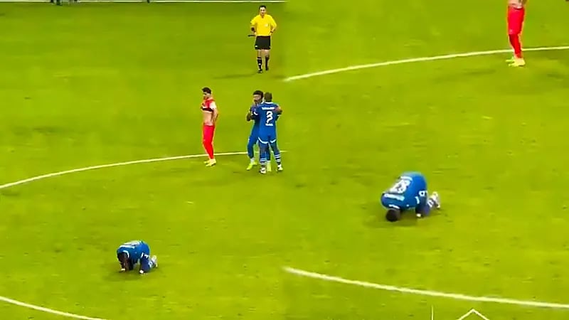 سجدة شكر من حسان تمبكتي بعد فوز الهلال أمام برسبوليس.. فيديو