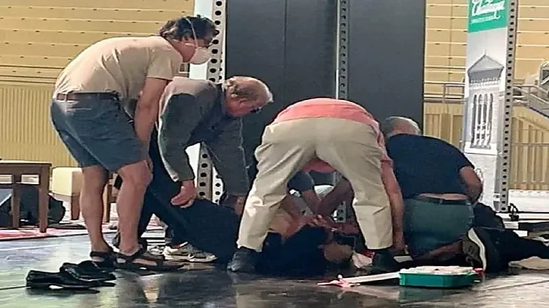 بالفيديو.. لحظة تعرض سلمان رشدي للطعن على خشبة المسرح في نيويورك