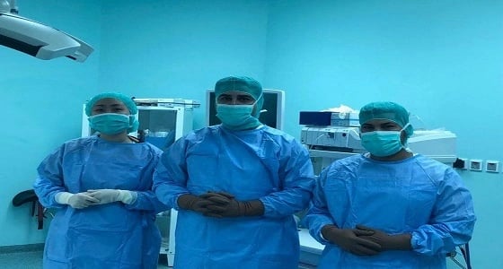 فريق طبي بمستشفى رويضة العرض يعيد الحركة لِيَد طفلة