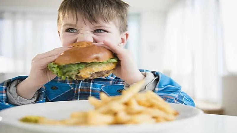 مرض خطير يصيب الأطفال بسبب تناول الوجبات السريعة