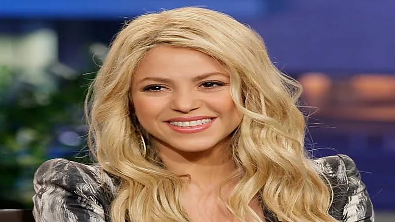  شاهد.. لحظة هجوم خنزيرين بريين على شاكيرا أثناء نزهة مع ابنها 