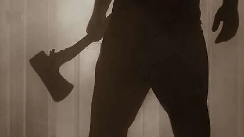 رجل ينهي خلافه مع زوجته بضربة فأس!