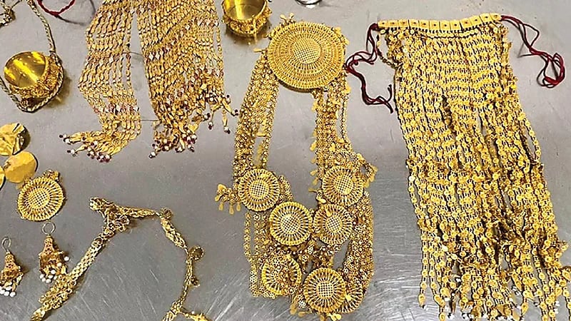 رجل يعثر على مشغولات ذهبية وسط الرمال