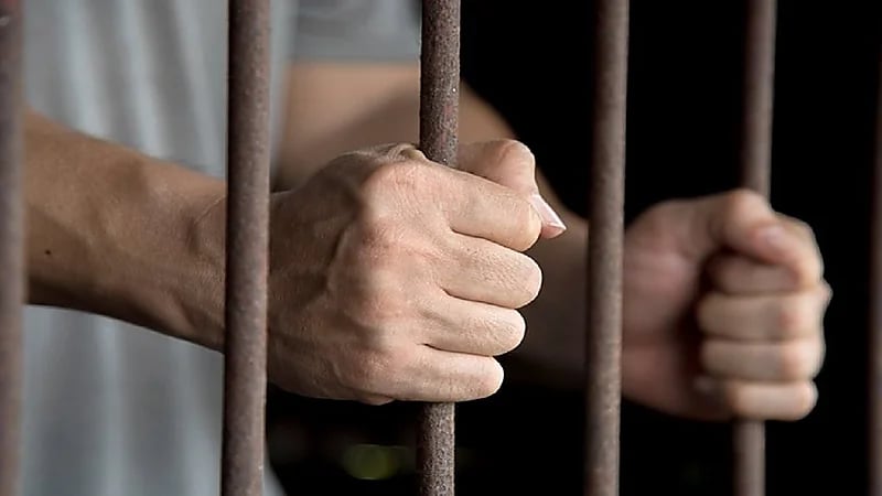 فتاة تقود خطيبها السابق للسجن بعدما طرق بابها أكثر من 20 مرة!