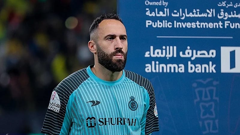 حارس النصر يصاب بكسر في يده