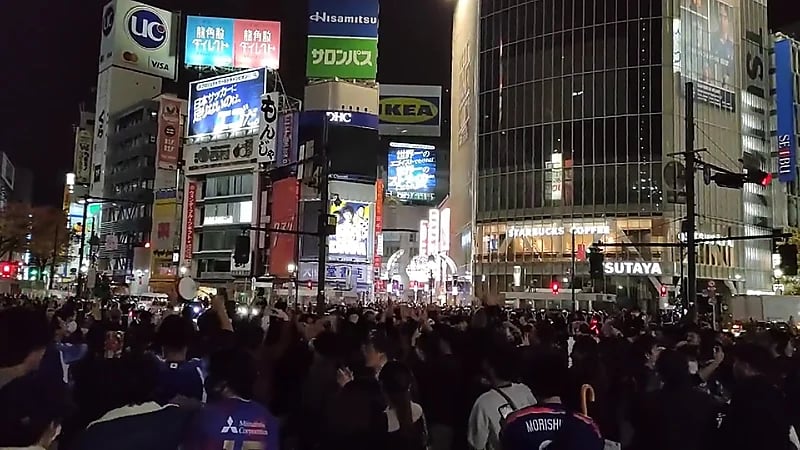 شاهد .. جماهير اليابان يحتفلون في شوارع طوكيو بعد الفوز على ألمانيا