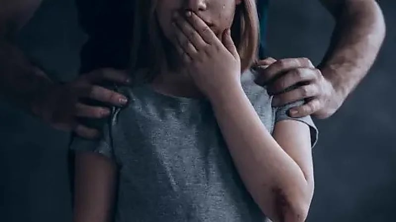 محاكمة 5 مسؤولين في قضية تحرش بطفلة