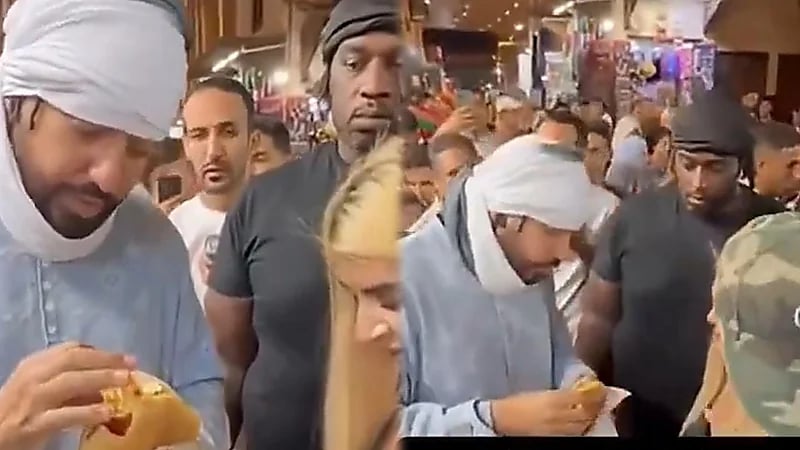 الشيخة مهرة وخطيبها فرينش مونتانا يتناولان عشاء شعبي في شوارع مراكش .. فيديو