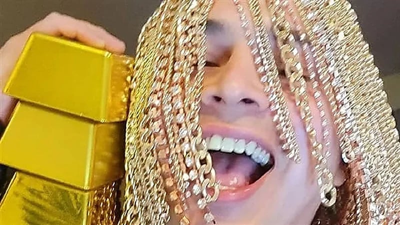 بالفيديو.. مغني راب يستبدل شعره بسلاسل ذهبية