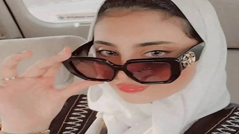 أثير الحلوة تظهر بالحجاب بعد جلسة تصوير جريئة