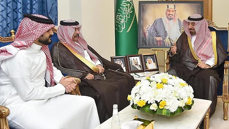 أمير نجران يسلّم متبرعًا بكليته وسام الملك عبدالعزيز من الدرجة الثالثة