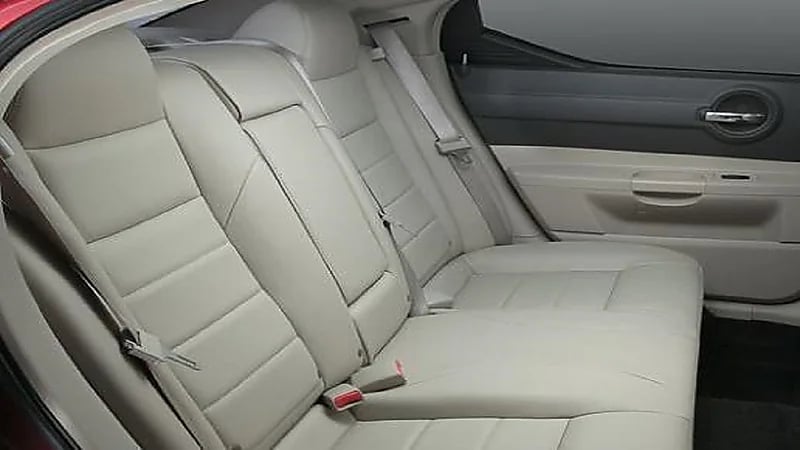 سبب وجود نفق ناقل الحركة أمام المقاعد الخلفية في السيارة