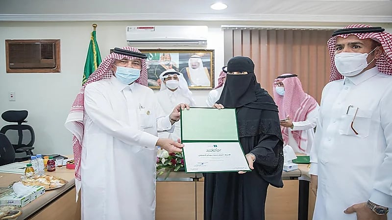 وزير التجارة يقف على أعمال فرع الوزارة بمنطقة تبوك ويكرم الموظفين المتميزين