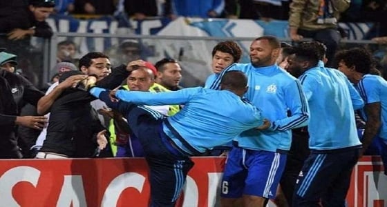 مرسيليا يوقف لاعب بعد ركله مشجعا