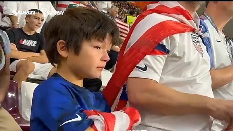 شاهد .. طفل أمريكي ينهار بالبكاء بعد خروج منتخب بلاده من المونديال