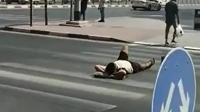 مدون عبر "TikTok" ينام أسفل عجلات السيارات لالتقاط فيديو