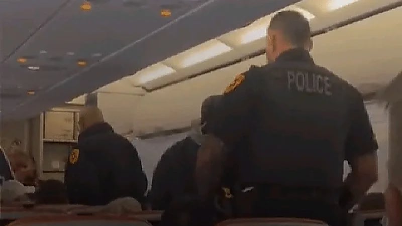 راكب يهدد امرأة بشفرة حادة على متن طائرة بسبب فيلم