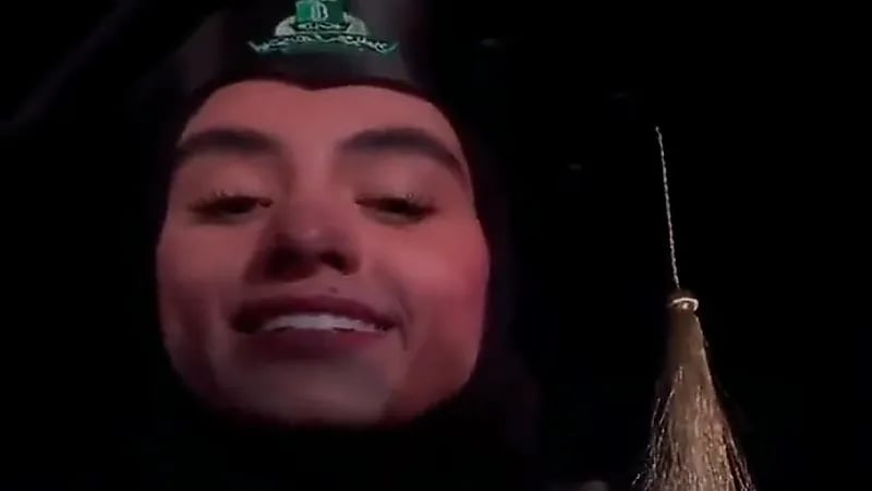 بالفيديو.. خريجة كلية الطب بجامعة الملك عبدالعزيز توثق لحظة أدائها للقسم
