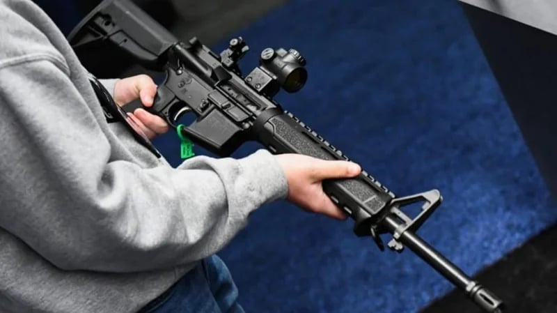 رفع السن القانوني لشراء البندقية الشبه آلية في نيويورك