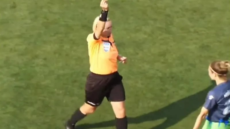 لاعبة سيسترز أوديسا الأوكراني تتلقى بطاقة صفراء لتحدثها باللغة الروسية.. فيديو