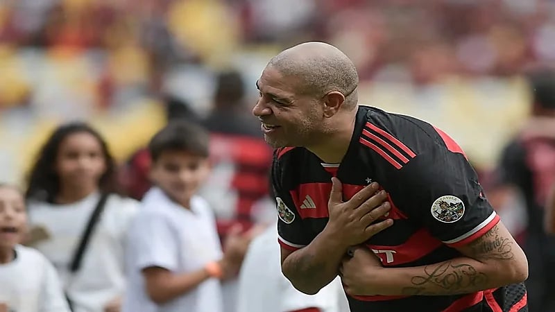 أدريانو يودع كرة القدم في ماراكانا بمشهد مؤثر .. فيديو