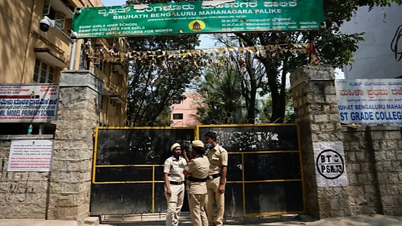 فتاة تتعرض للاغتصاب من قِبل رئيس شرطة