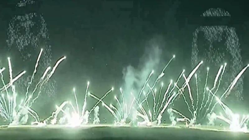 بالفيديو .. صورة خادم الحرمين الشريفين وولي العهد تزينان سماء الرياض