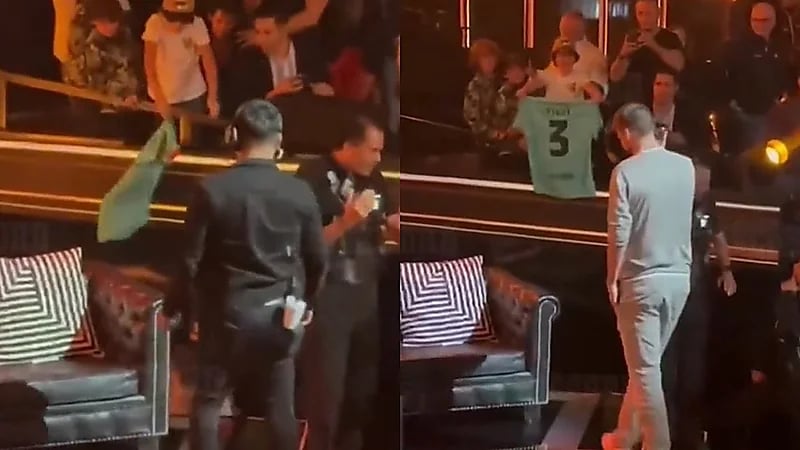 بيكيه يسقط بشكل مفاجئ من على المسرح خلال تواجده في المكسيك .. فيديو